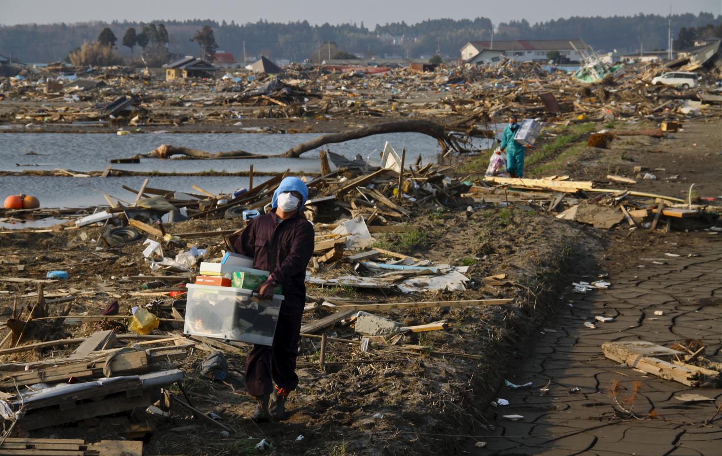 En los alrededores de la central nuclear de Fukushima 1, los damnificados por el tsunami recogían sus enseres de sus casas destruidas. 