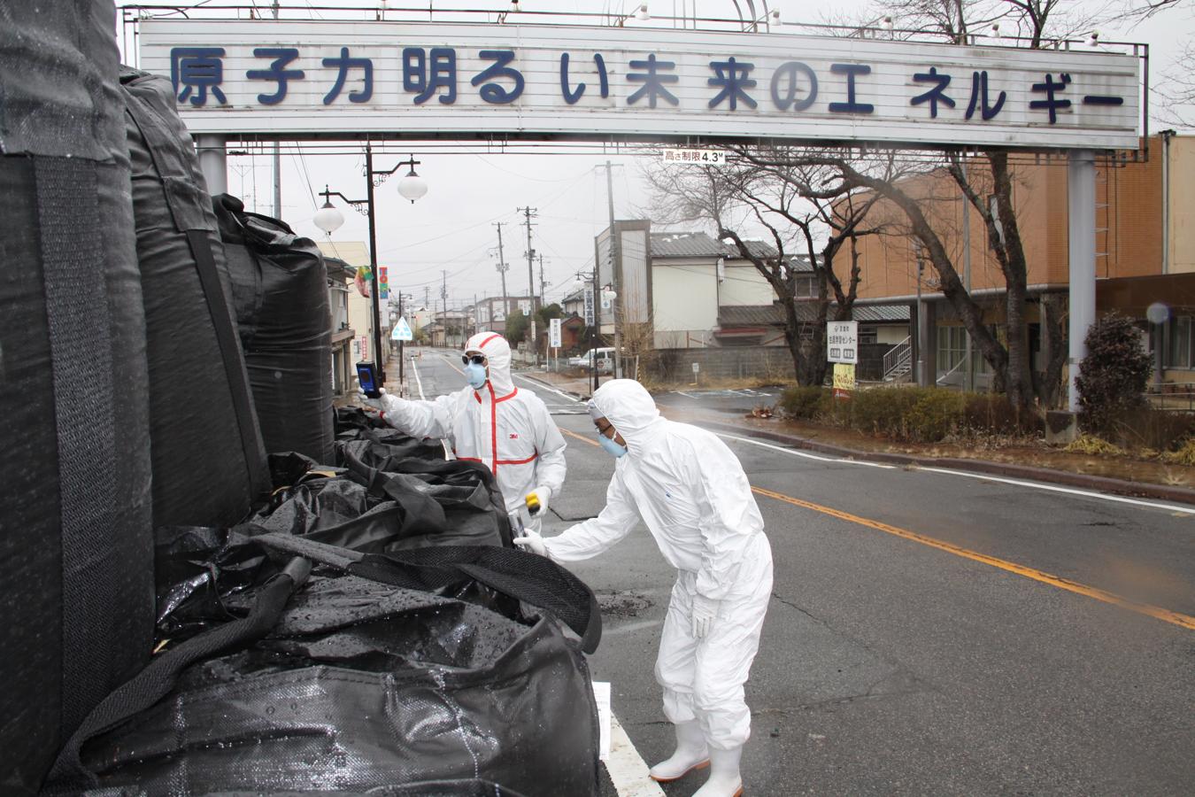 Además de visitar la central de Fukushima 1 en 2015 y 2017, ABC ha entrado varias veces en la zona evacuada a su alrededor, acompañando a ecologistas que medían la radiación y a vecinos que iban a ver sus casas abandonadas. «La energía atómica es el motor de nuestro brillante futuro», reza este cartel en Futaba, cerca de la planta siniestrada. 