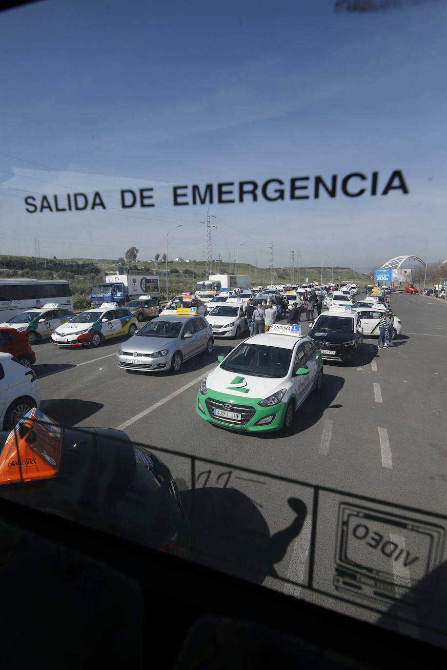 La protesta de las autoescuelas en Córdoba, en imágenes