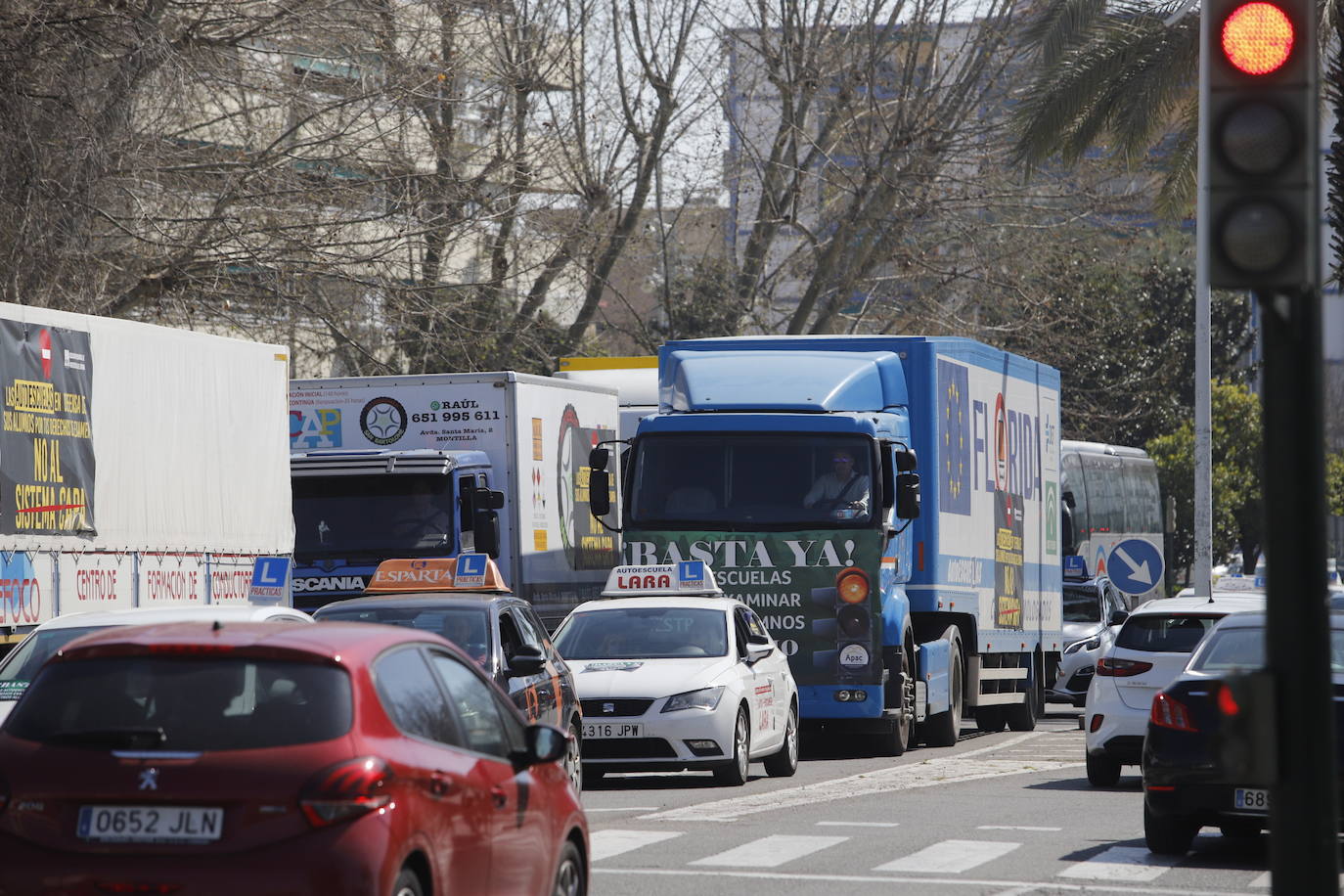 La protesta de las autoescuelas en Córdoba, en imágenes