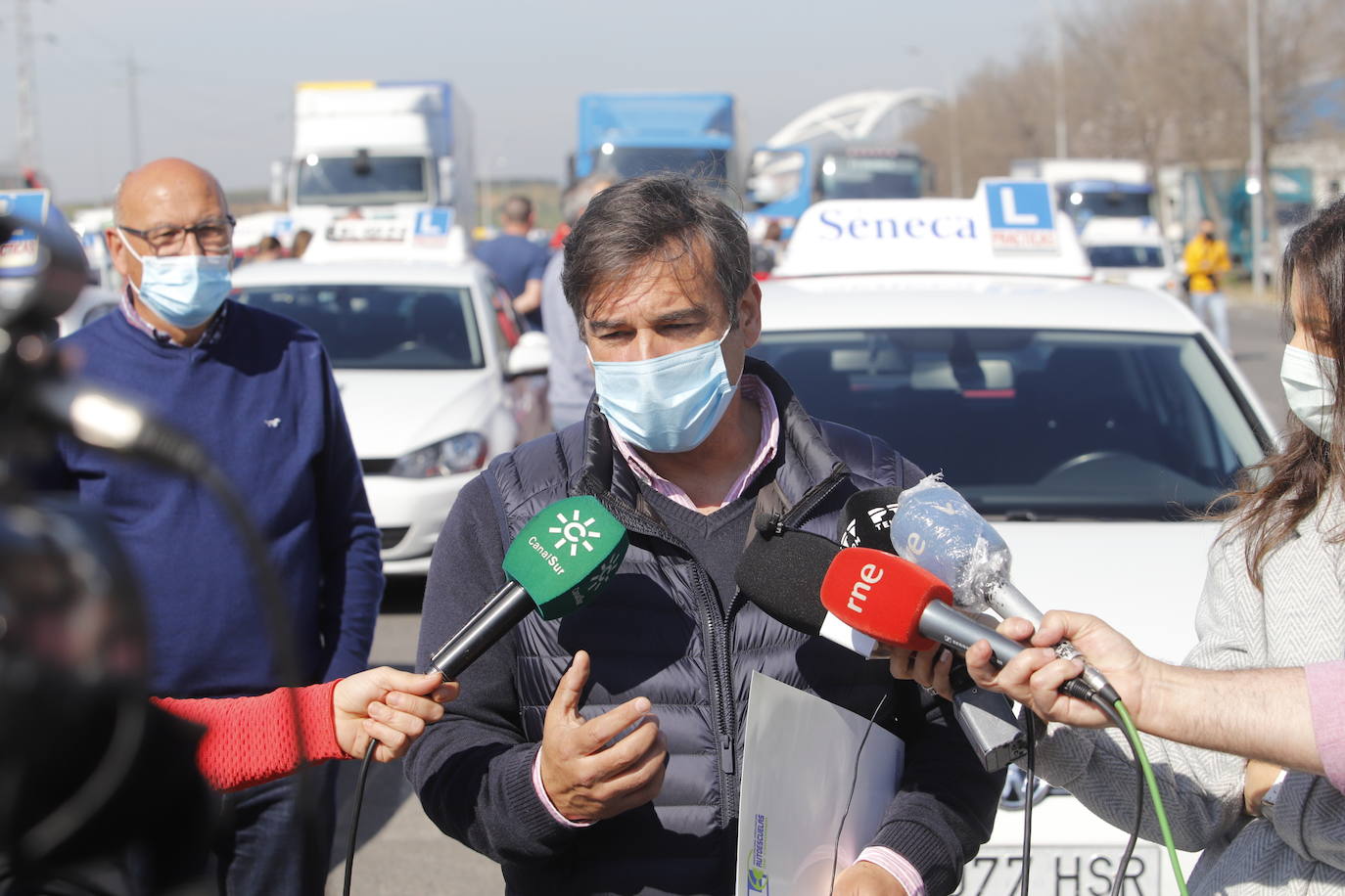 La protesta de las autoescuelas en Córdoba, en imágenes