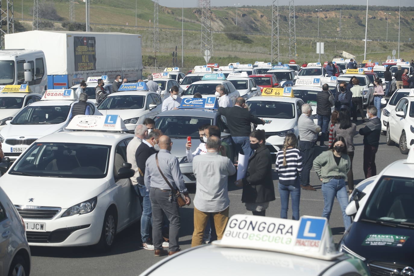 La protesta de las autoescuelas en Córdoba, en imágenes