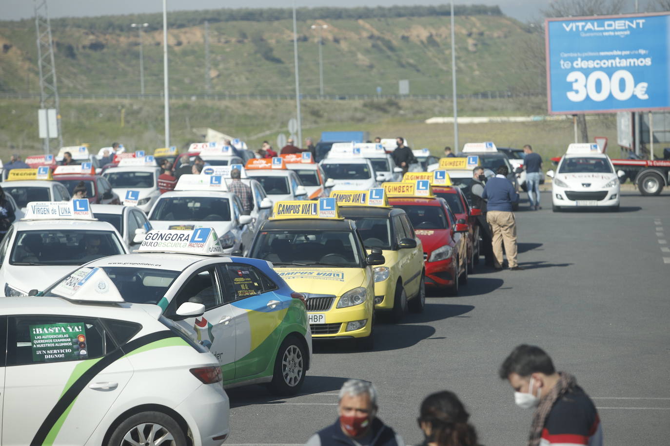 La protesta de las autoescuelas en Córdoba, en imágenes