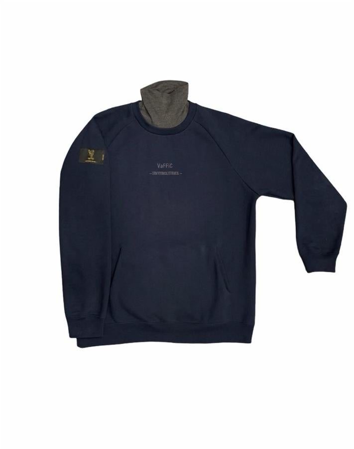 Jersey de cuello vuelto bicolor, de VaFFiC Collective. La firma española basada en los procesos de producción que respetan el medio ambiente propone esta sudadera de algodón con cuello vuelto, perfecta para aquellos días en los que se busca un look informal en el que se pueda prescindir del abrigo sin perder el estilo. Precio: 63€.