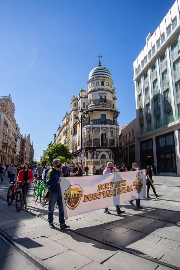 Los taxistas se manifiestan en Sevilla