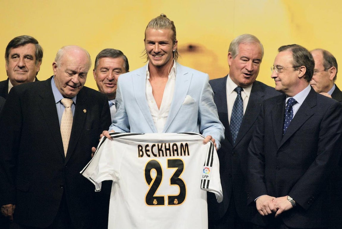 David Beckham. Era el año 2003 cuando Barcelona y Real Madrid pusieron sus ojos en el jugador de moda por aquel entonces. El futuro de David Beckham, estrella del Manchester United e icono mundial, estaba en España. Joan Laporta, recién elegido presidente azulgrana, tenía entre sus promesas electorales el fichaje del inglés. Pero Florentino Pérez estuvo más rápido y terminó por firmar a un jugador que, si bien su rendimiento no fue extraordinario, sí dejó muy buen recuerdo en la afición del Santiago Bernabéu.