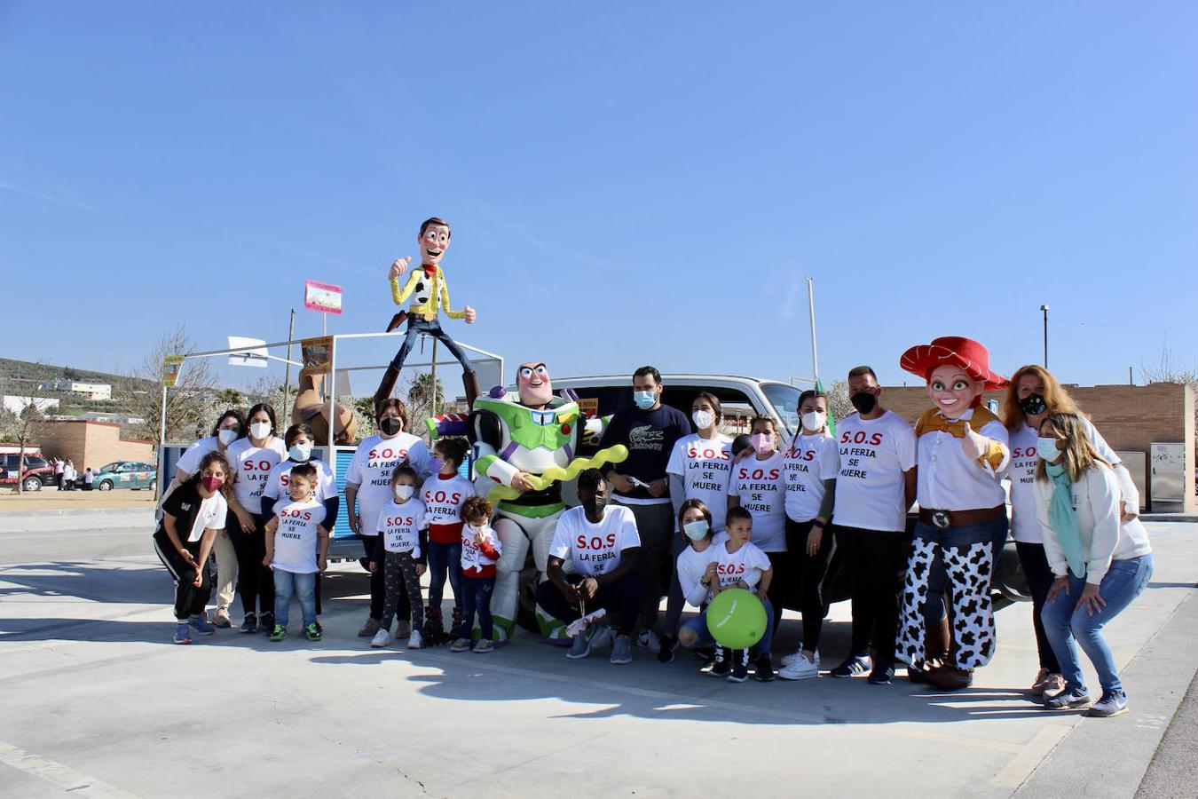 La protesta de los feriantes por las calles de Lucena, en imágenes