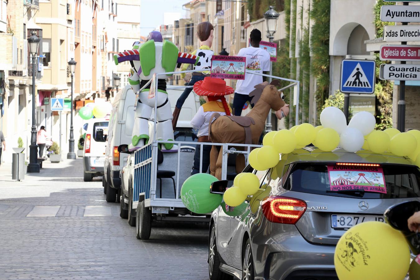 La protesta de los feriantes por las calles de Lucena, en imágenes