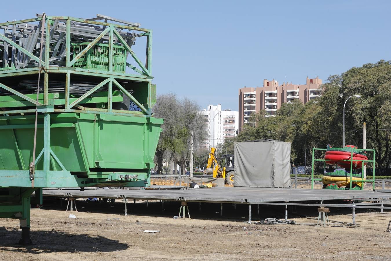 Las primeras atracciones ya han llegado al recinto ferial