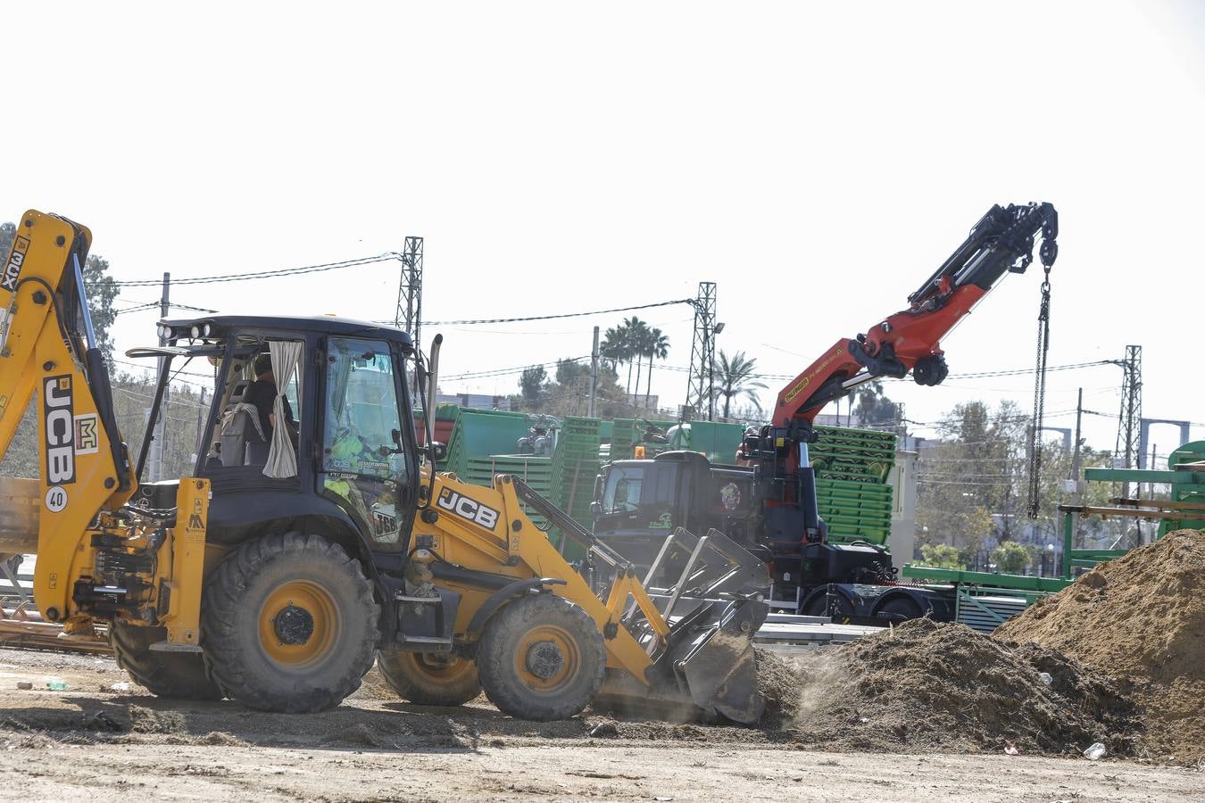 Las primeras atracciones ya han llegado al recinto ferial