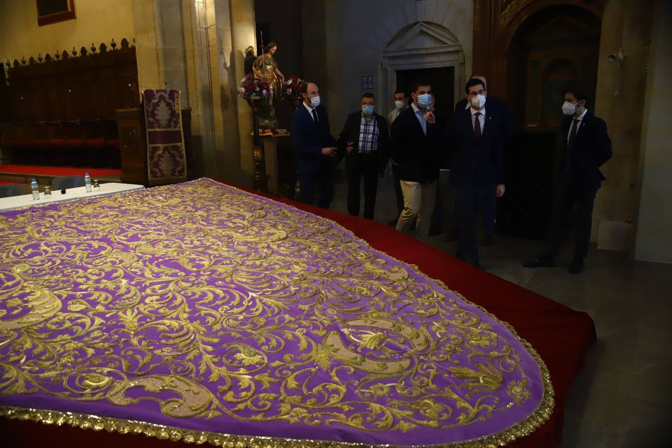 El restaurado manto de la Virgen de las Lágrimas de Córdoba, en imágenes