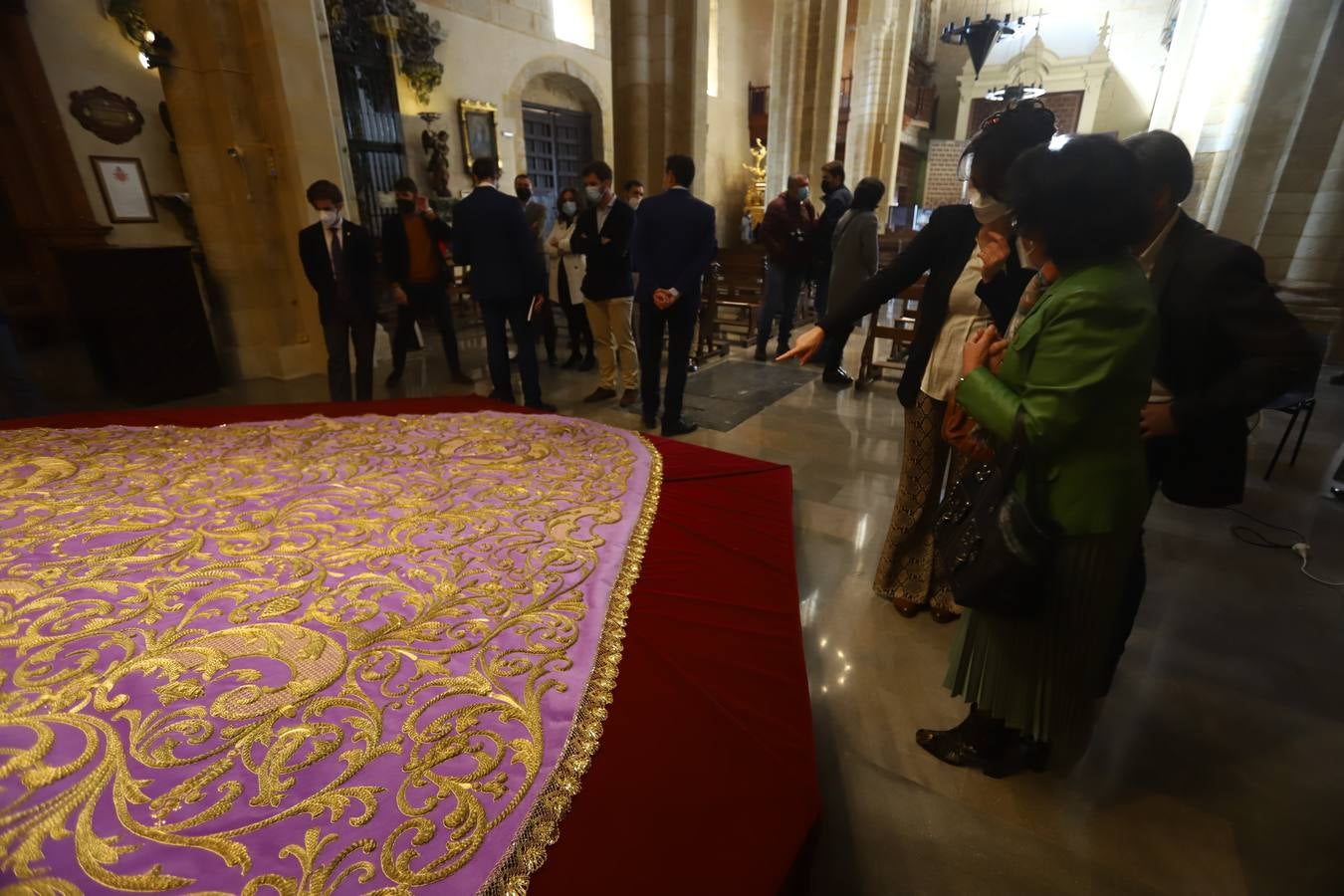 El restaurado manto de la Virgen de las Lágrimas de Córdoba, en imágenes