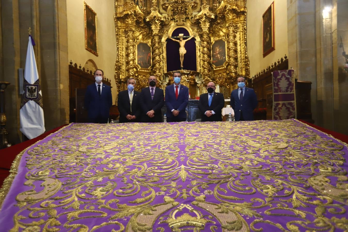 El restaurado manto de la Virgen de las Lágrimas de Córdoba, en imágenes