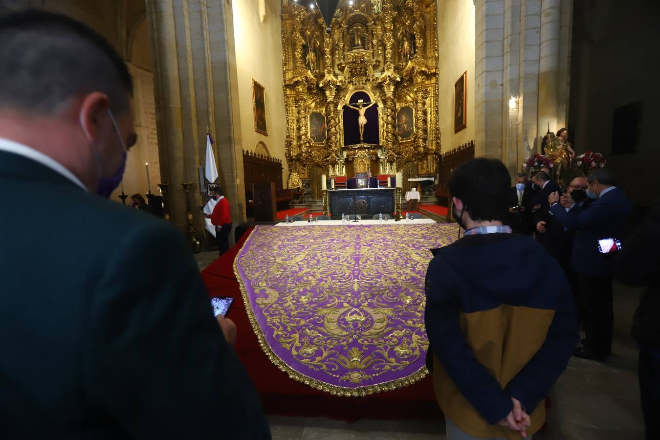 El restaurado manto de la Virgen de las Lágrimas de Córdoba, en imágenes