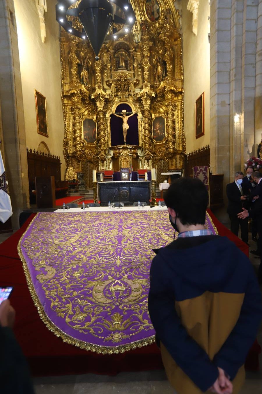 El restaurado manto de la Virgen de las Lágrimas de Córdoba, en imágenes