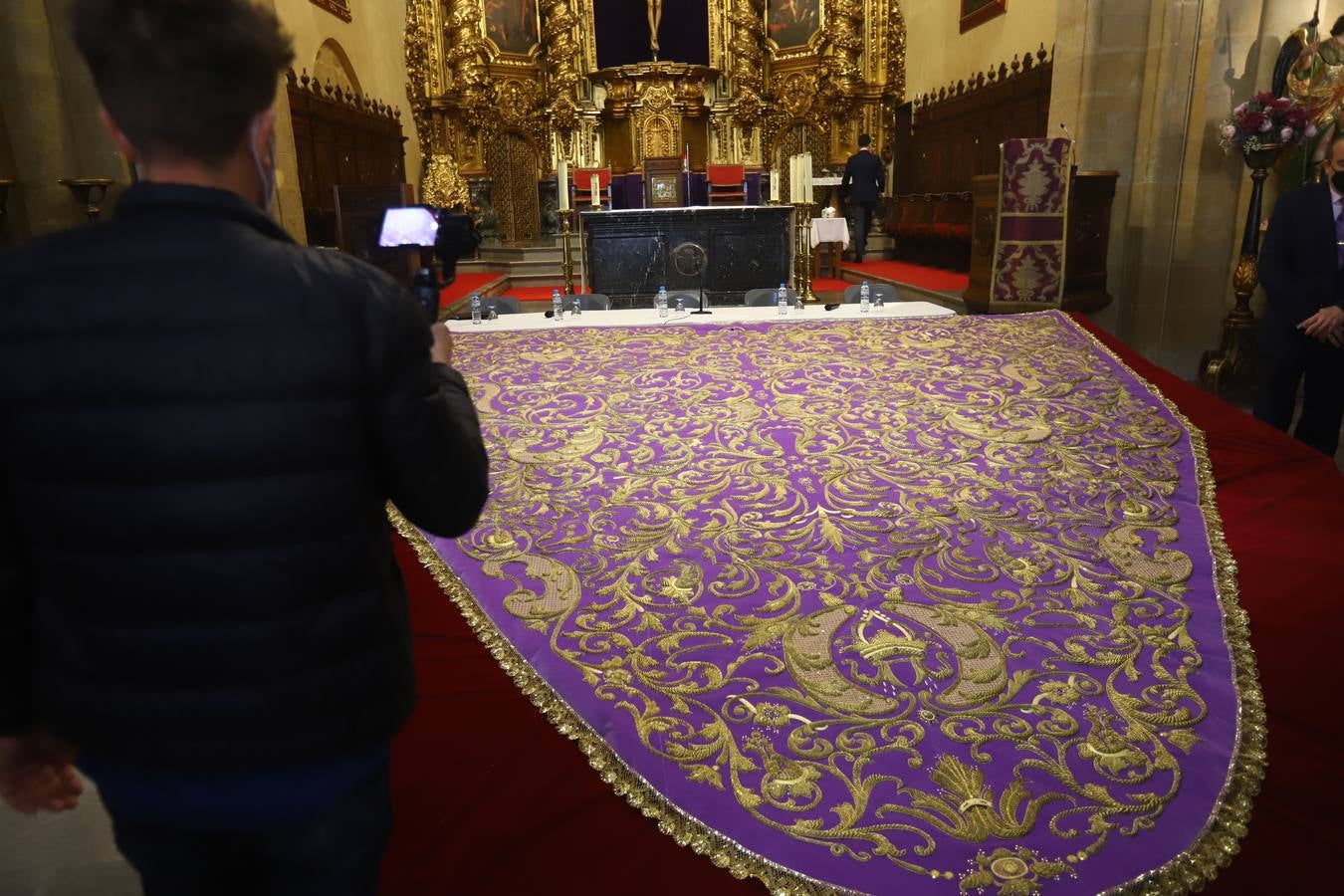 El restaurado manto de la Virgen de las Lágrimas de Córdoba, en imágenes