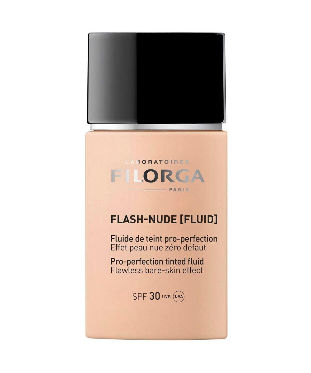 Fondo de maquillaje Flash-Nude (Fluid) de Filorga. Base de maquillaje con doble acción: flash y duradera para un efecto piel desnuda sin defectos. Su textura fluida e hidratante (gracias al ácido hialurónico) resulta muy agradable, proporcionando una piel luminosa y natural, sin efecto máscara. El Fondo de maquillaje Flash-Nude (Fluid) de Filorga (31,97 €) ofrece una cobertura modulable, es no comedogénico e incluye filtro solar (SFP 30, UVA-UVB), así como protección anticontaminación.