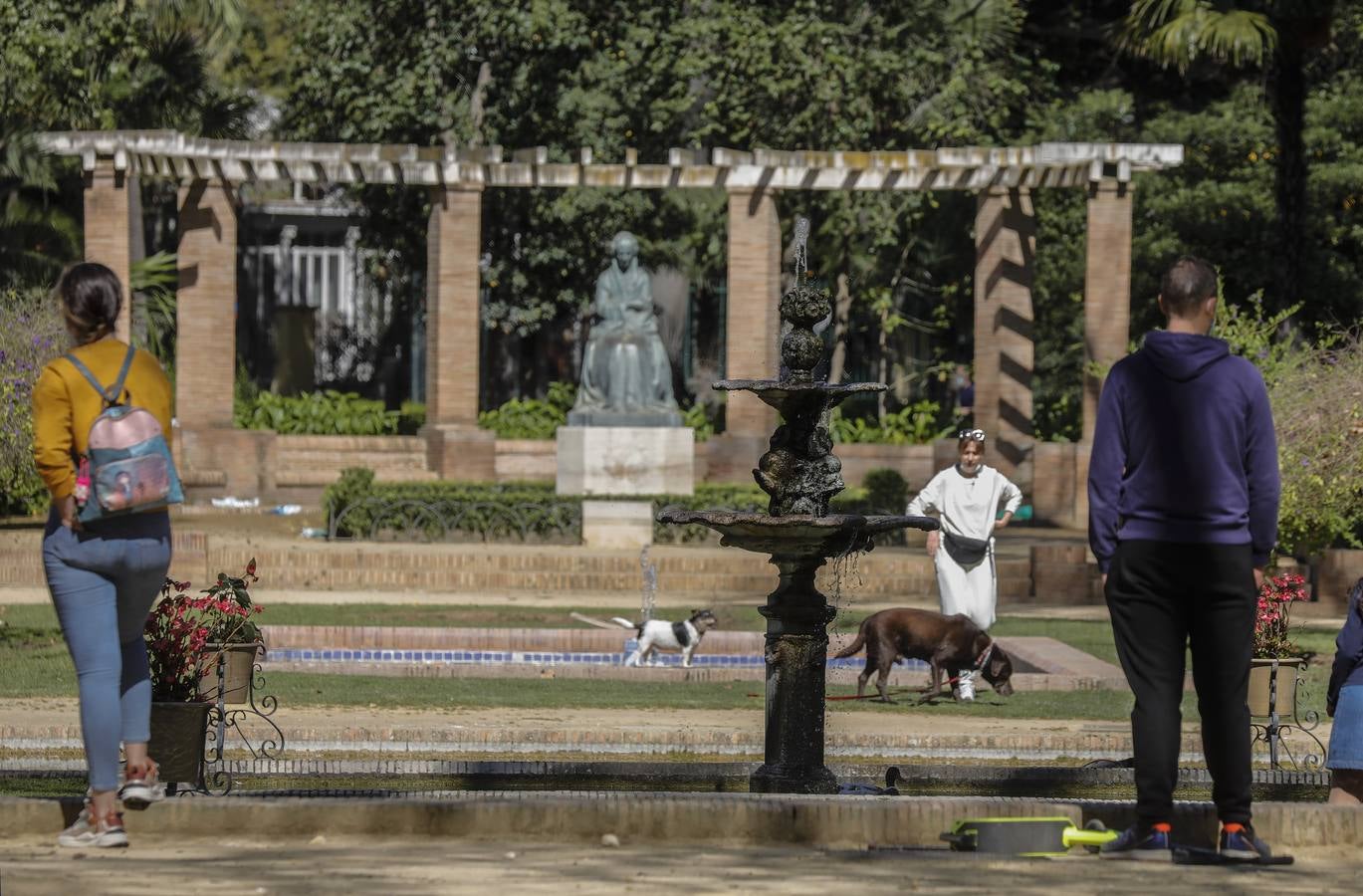 Sevillanos paseando por el parque de María Luisa