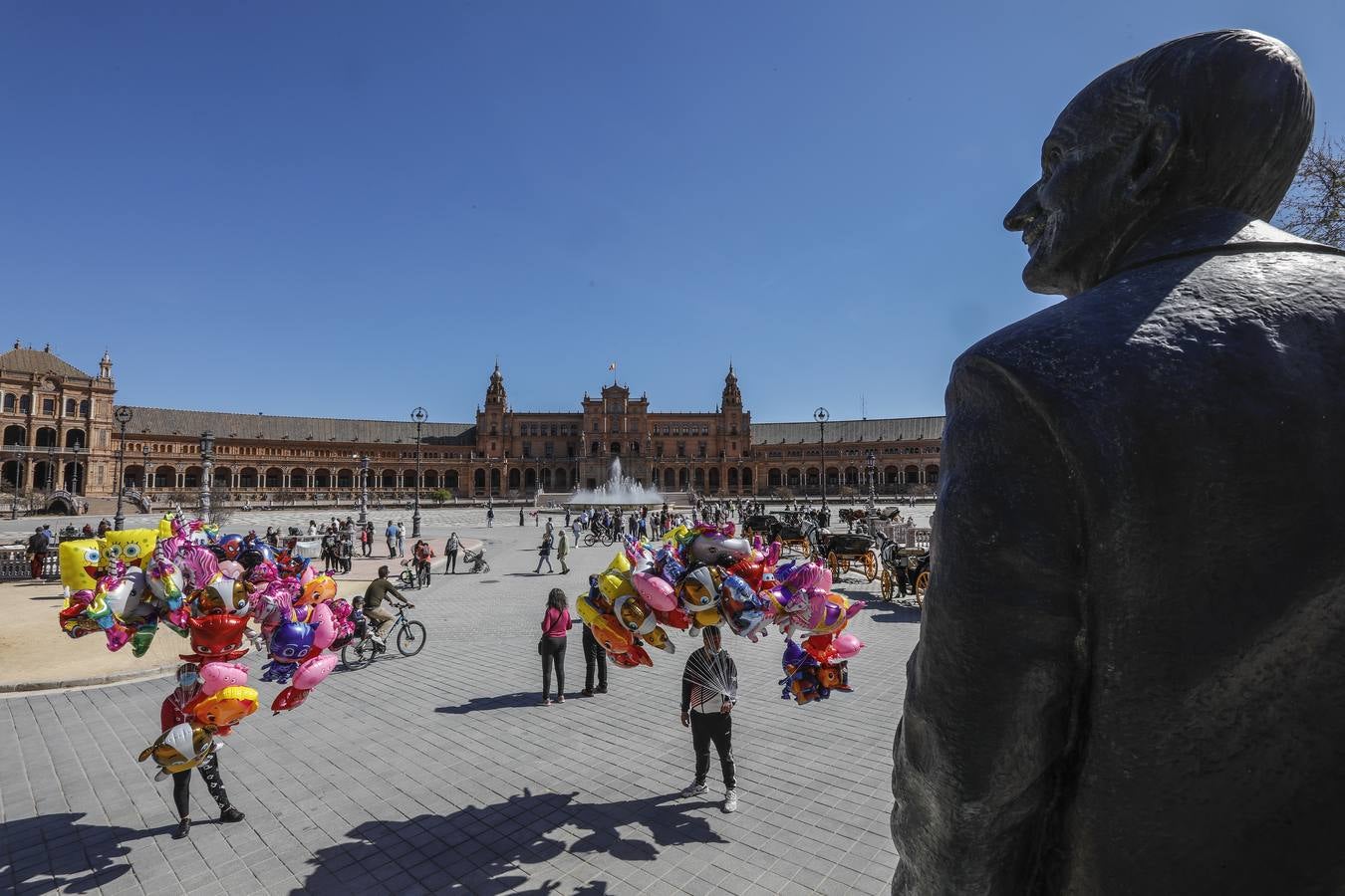 Sevillanos paseando por el parque de María Luisa