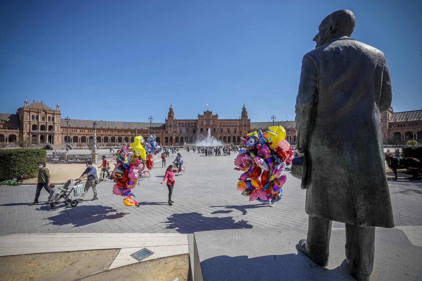 Sevillanos paseando por el parque de María Luisa