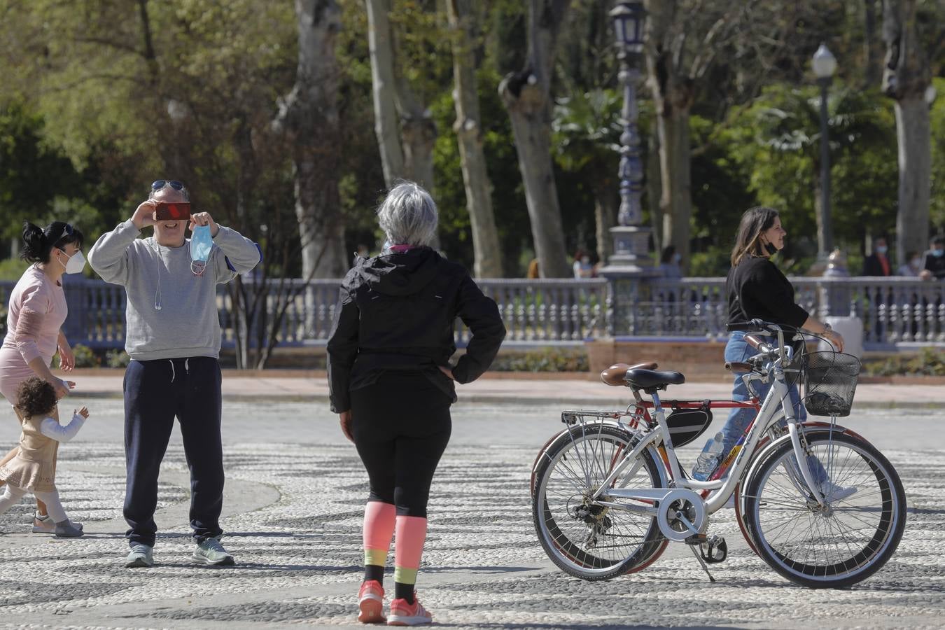 Sevillanos paseando por el parque de María Luisa