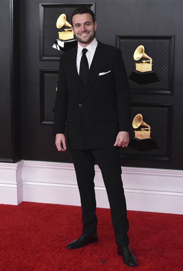 Ben Winston - Alfombra roja de los Grammy 2021. Apostó por un traje negro de corte clásico que combinó con una sencilla camisa blanca y corbata ancha.