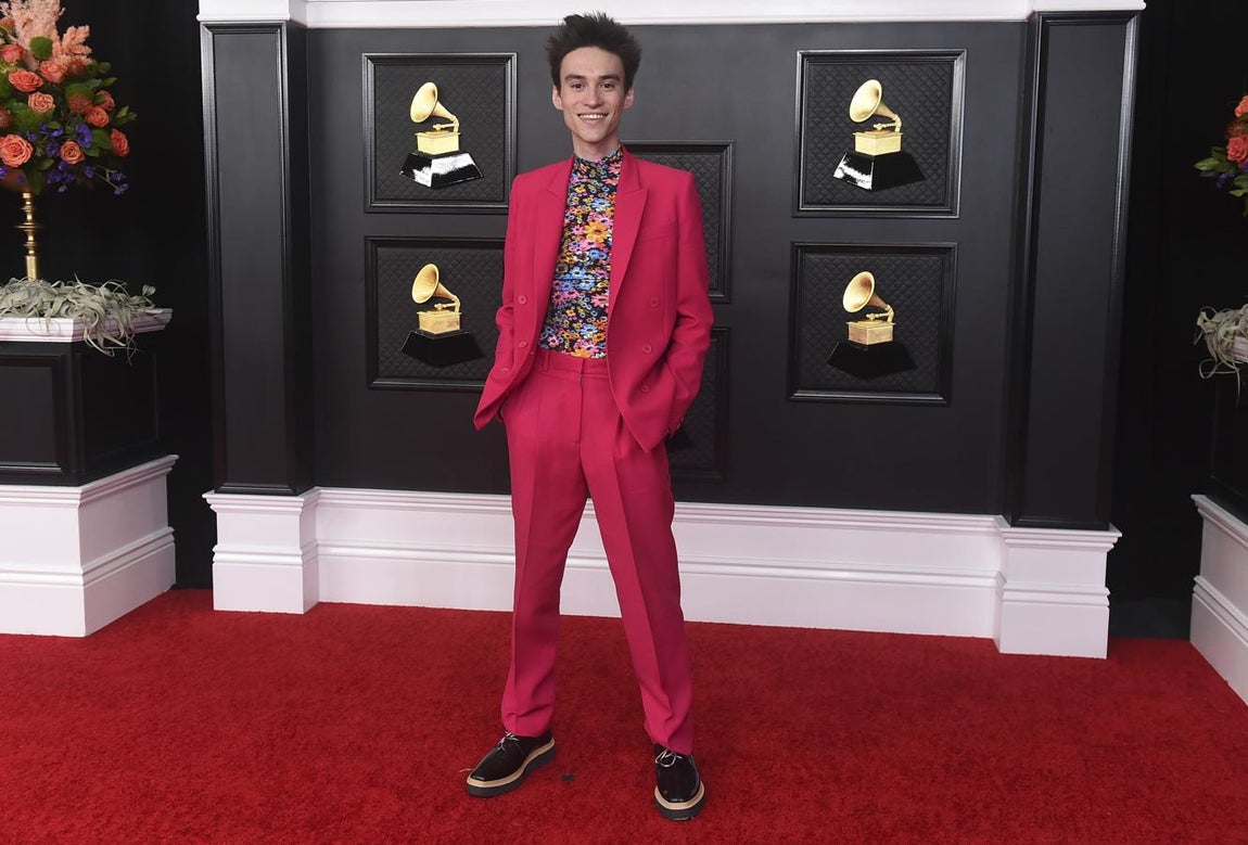 Jacob Collier - Alfombra roja de los Grammy 2021. Su look fucsia firmado por Stella McCartney era toda una explosión de color. Estaba compuesto por un traje entallado fucsia y jersey de cuello perkins con estampado de flores.