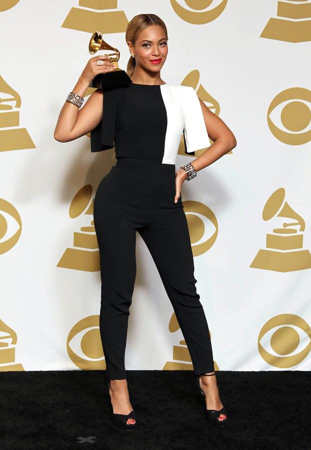 2013 – Los mejores looks de Beyoncé en los Grammy. Fue una de las pocas ocasiones que dejó verse en la alfombra roja sin un vestido y lo hizo con un ajustado mono bicolor de Osman Yousefzada con inspiración minimalista y que incluía un cuello caja y lazada en los hombros.