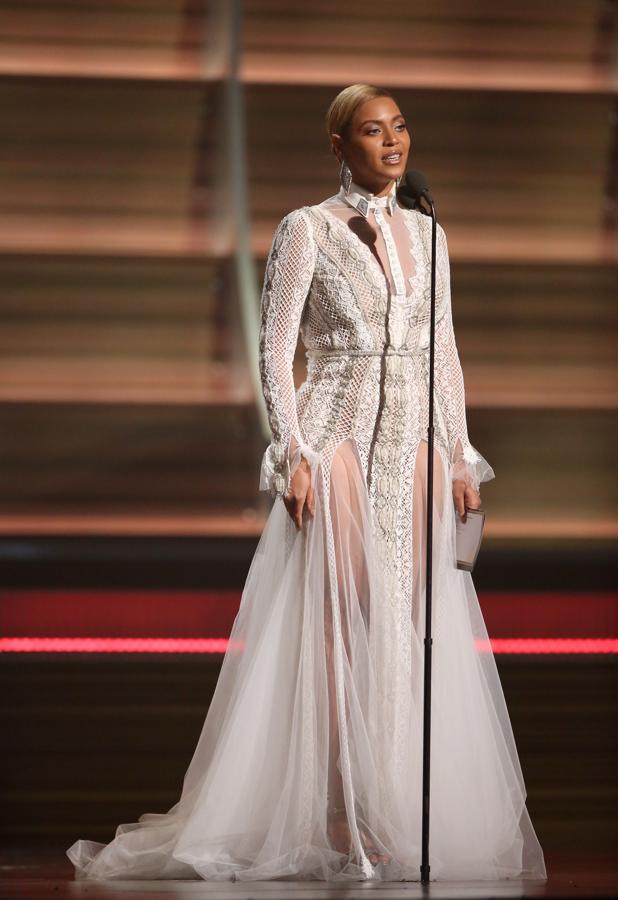 2016 – Los mejores looks de Beyoncé en los Grammy. En aquella ocasión optó por un diseño nupcial de la diseñadora israelí Inbal Dror. Un modelo compuesto por un cuerpo ajustado con bordados, transparencias y cuello camisero con el que contrastaba y una falda vaporosa con aberturas y tul.