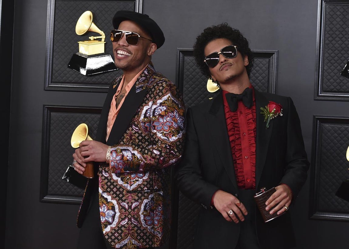 Anderson Paak y Bruno Mars - Alfombra roja de los Grammy 2021. Los miembros de 'Silk Sonic' también apostaron por una estética setentera con dos trajes que, aunque opuestos, se coordinaban a la perfección. Por un lado, Anderson lució una blazer de psicodélico estampado que incluía flores y cenefas mientras que Mars cedió el protagonismo a su camisa roja con chorreras.
