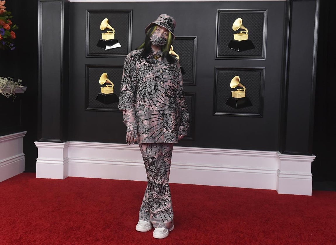 Billie Eilish, en la alfombra roja de los Premios Grammy 2021. Con conjunto de Gucci.