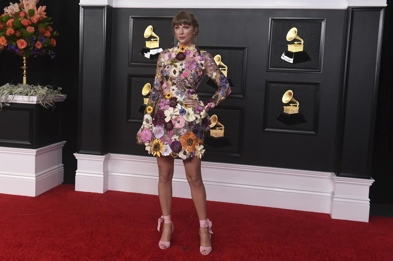 Taylor Swift, en la alfombra roja de los Premios Grammy 2021. Con un diseño repleto de flores de Oscar de la Renta.