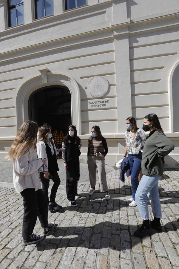 Los centros de la Universidad de Sevilla están casi vacíos