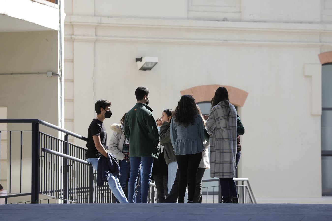 Los centros de la Universidad de Sevilla están casi vacíos