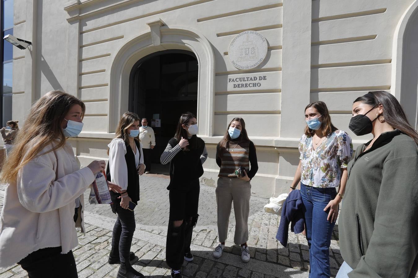 Los centros de la Universidad de Sevilla están casi vacíos