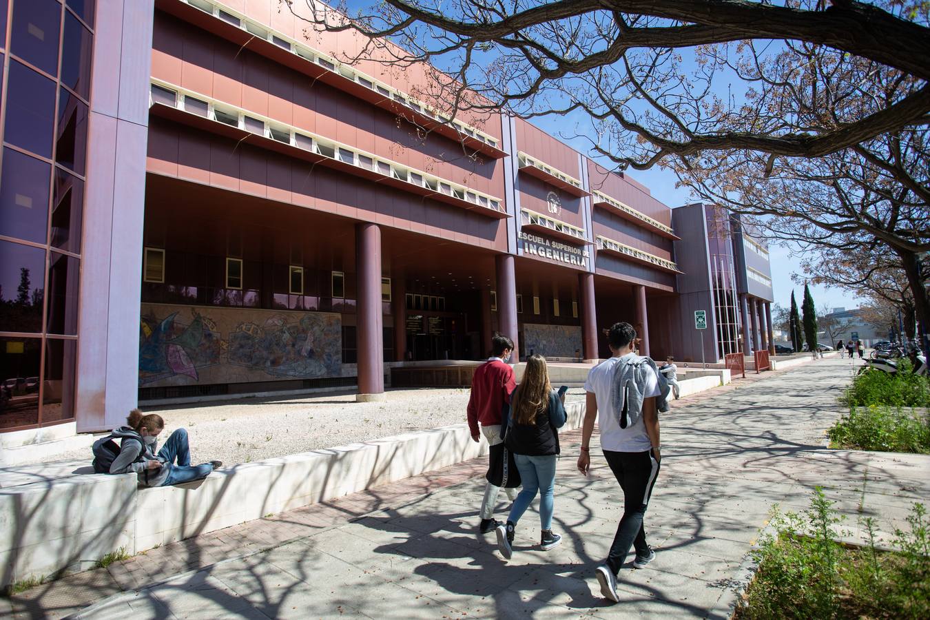 Los centros de la Universidad de Sevilla están casi vacíos