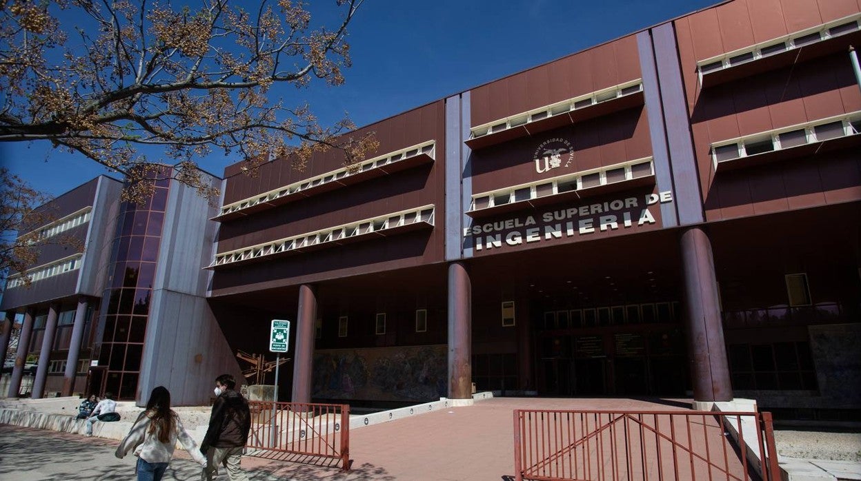 En imágenes, pocos alumnos en la vuelta a la presencialidad en la Universidad de Sevilla