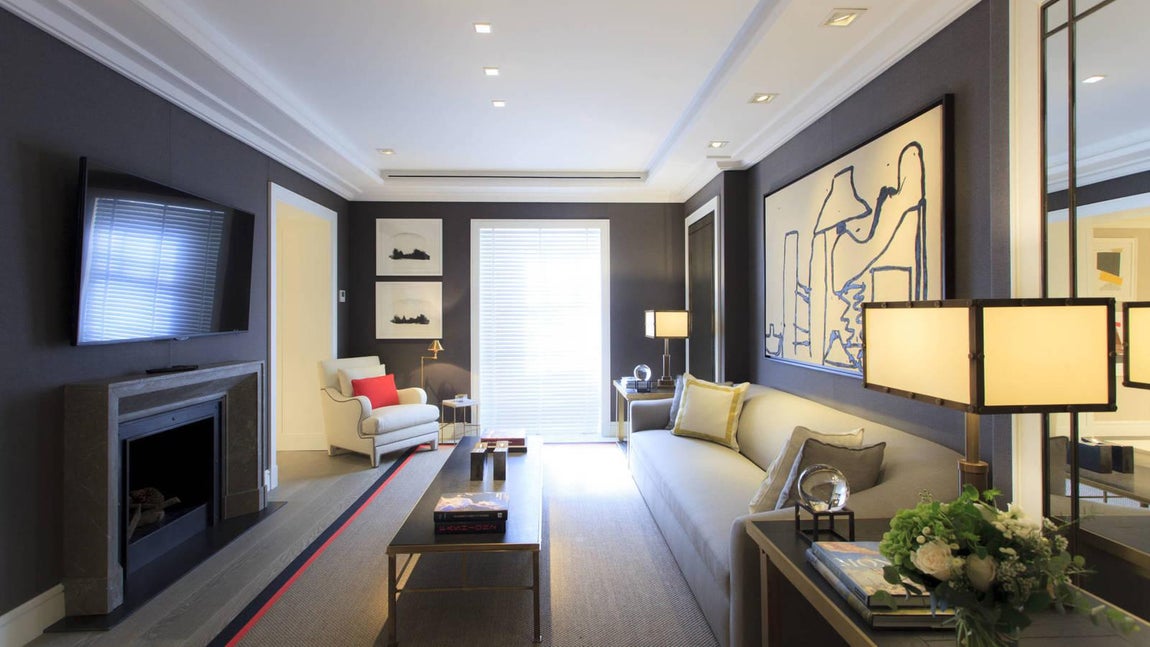 Los pisos de Galerías Canalejas, al detalle. La decoración corre a cargo del interiorista Luis Bustamante (interiorista del año 2017 para la revista especializada AD) que ha aunado las tendencias vanguardistas con acabados clásicos. Todo ello bajo una paleta de color en la que predominan los neutros que aportan un extra de luz y amplitud a los espacios.