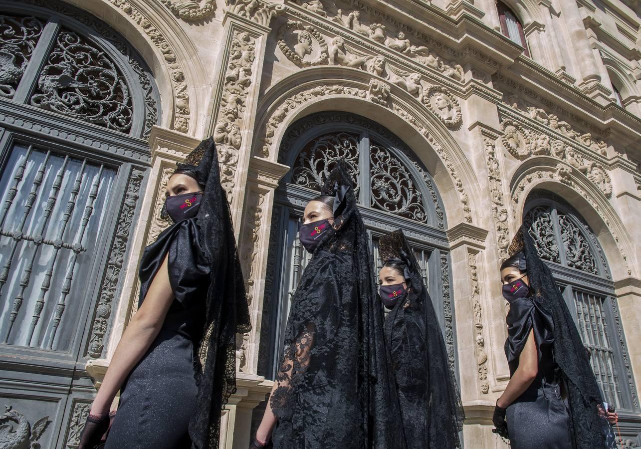 En imágenes, presentación en Sevilla de «La mantilla, del dolor a la alegría»