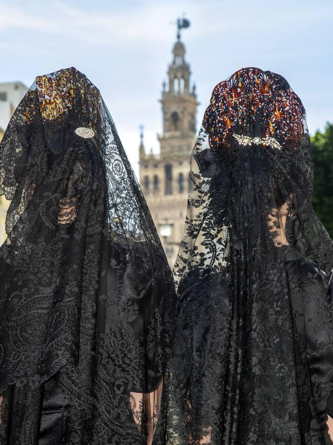 En imágenes, presentación en Sevilla de «La mantilla, del dolor a la alegría»