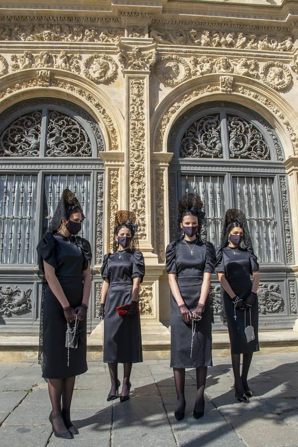 En imágenes, presentación en Sevilla de «La mantilla, del dolor a la alegría»