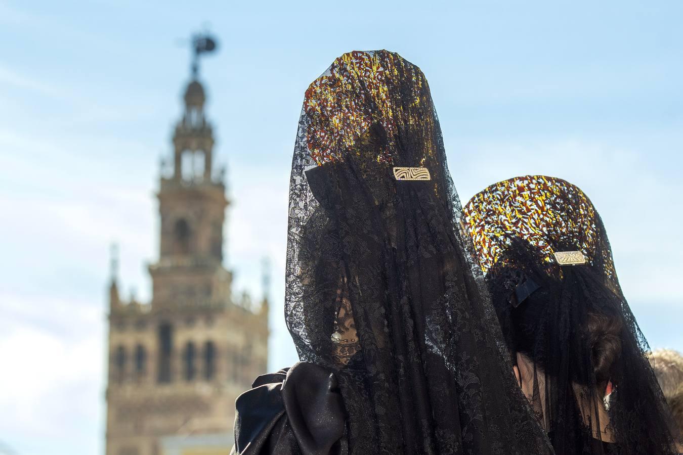 En imágenes, presentación en Sevilla de «La mantilla, del dolor a la alegría»