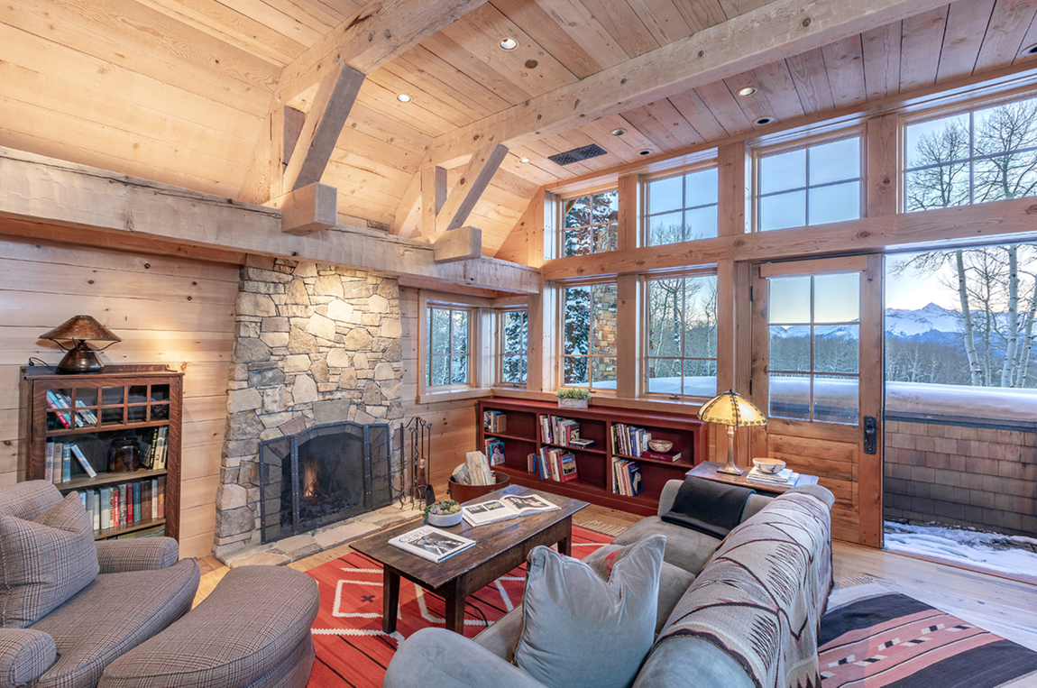 Así es el rancho de Tom Cruise. La vivienda en sí está ubicada entre el Bosque nacional Uncompahgre de Colorado y el Bosque nacional de San Juan, en la cima de unos acantilados con unas impresionantes vistas a las montañas. Se trata de una propiedad que ofrece gran privacidad, pero que no queda lejos del histórico pueblo de Telluride, apenas a unos 11 kilómetros.