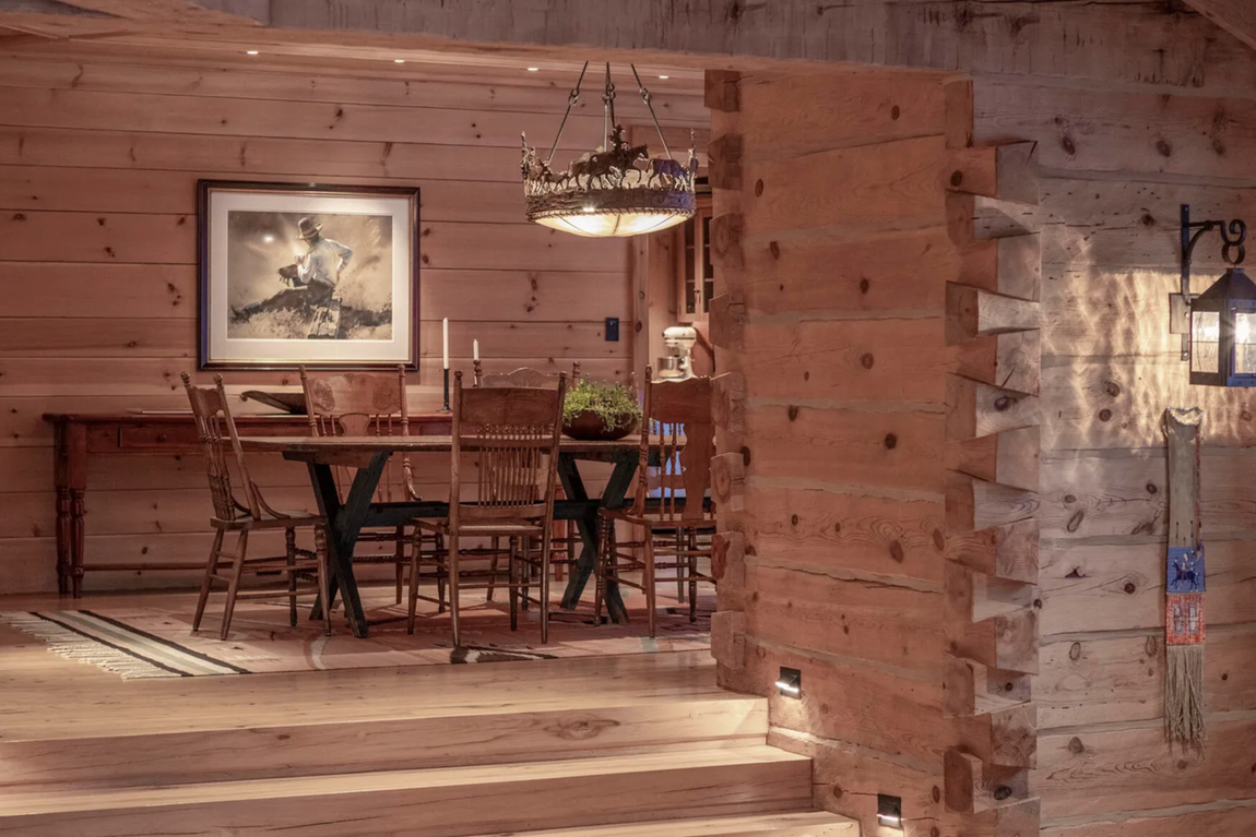 Así es el rancho de Tom Cruise. La casa principal está revestida con madera de cedro blanqueada y piedra. En su interior se repite este patrón con techos con vigas de madera, paredes forradas con paneles del mismo material y grandes chimeneas de piedra.