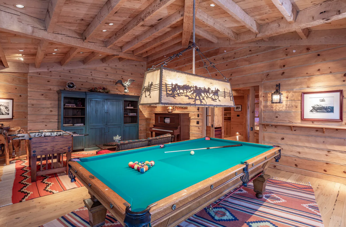 Así es el rancho de Tom Cruise. En su interior hay cabida para todo. Desde una zona destinada en exclusiva para la lectura, pasando por un spa, hasta una sala de entretenimiento con mesa de billar, futbolín y hasta un piano.