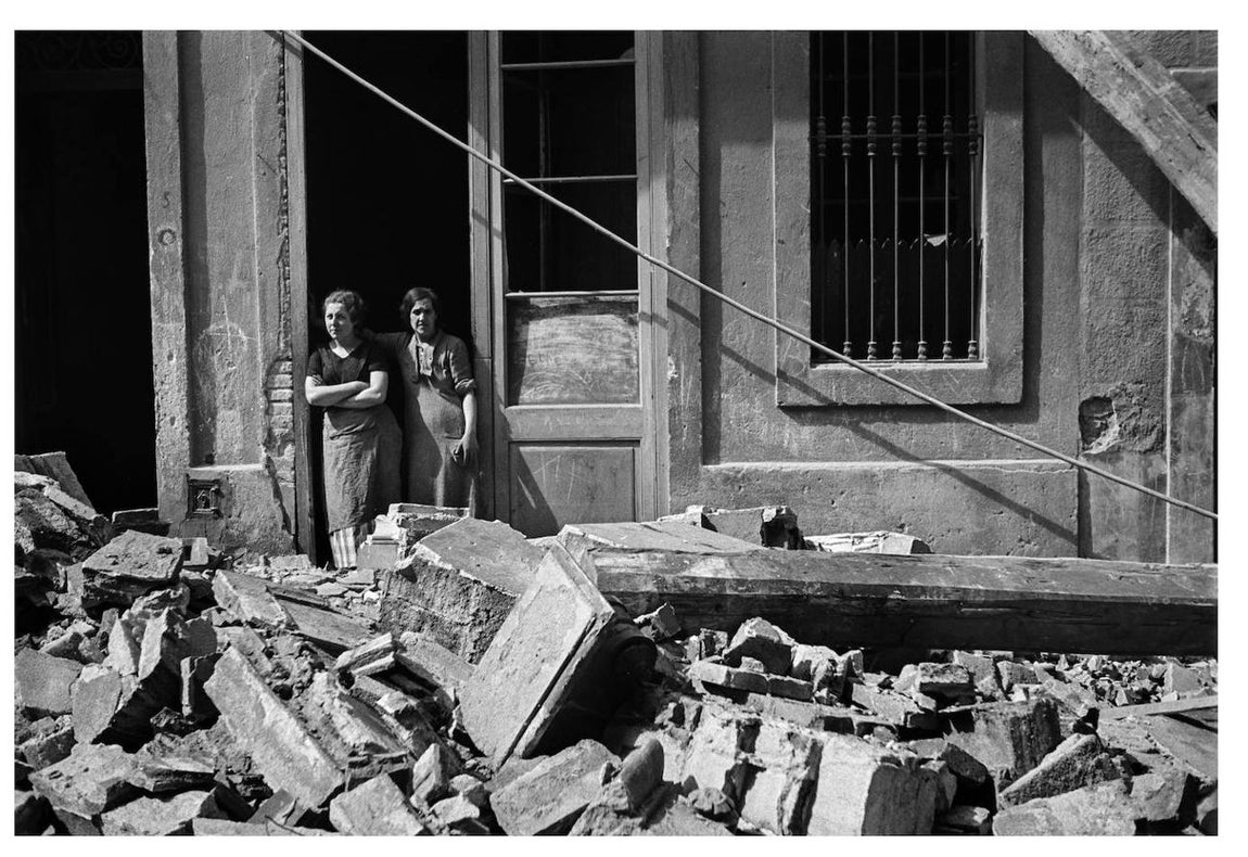 Sin título ('Dos mujeres después de un bombardeo'). Poble-Sec, Barcelona, 14 de marzo de 1937. Arxiu Campañà