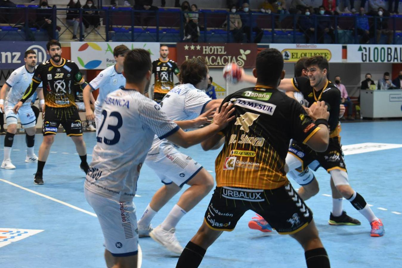 El Ángel Ximénez Puente Genil gana (28-27) al Cangas en el último segundo