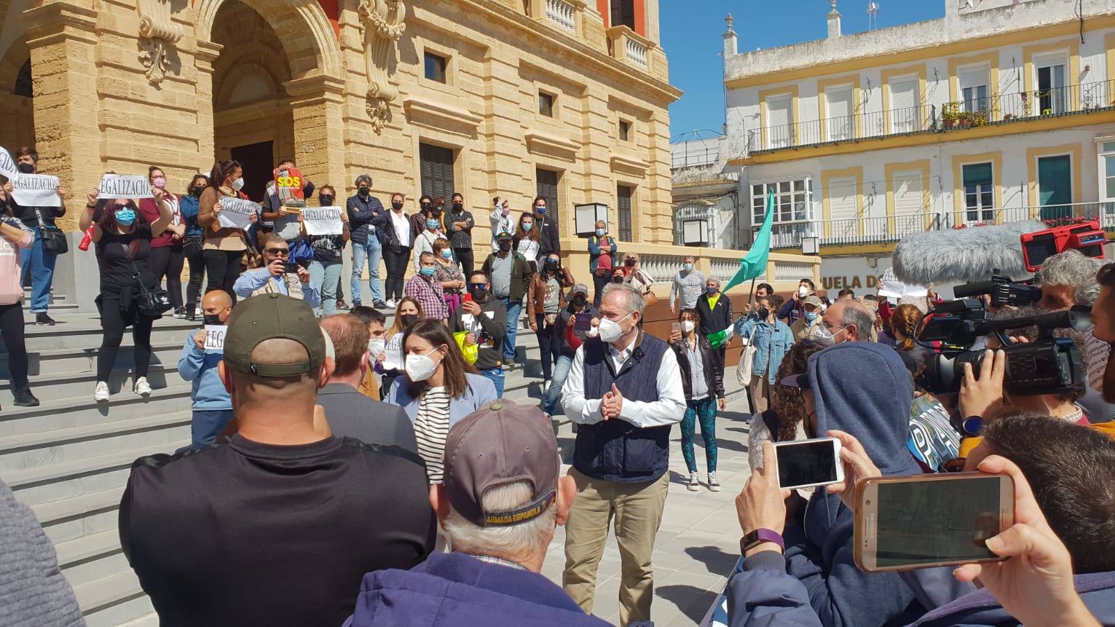 FOTOS: Concentración en San Fernando contra el derribo las casetas de La Casería