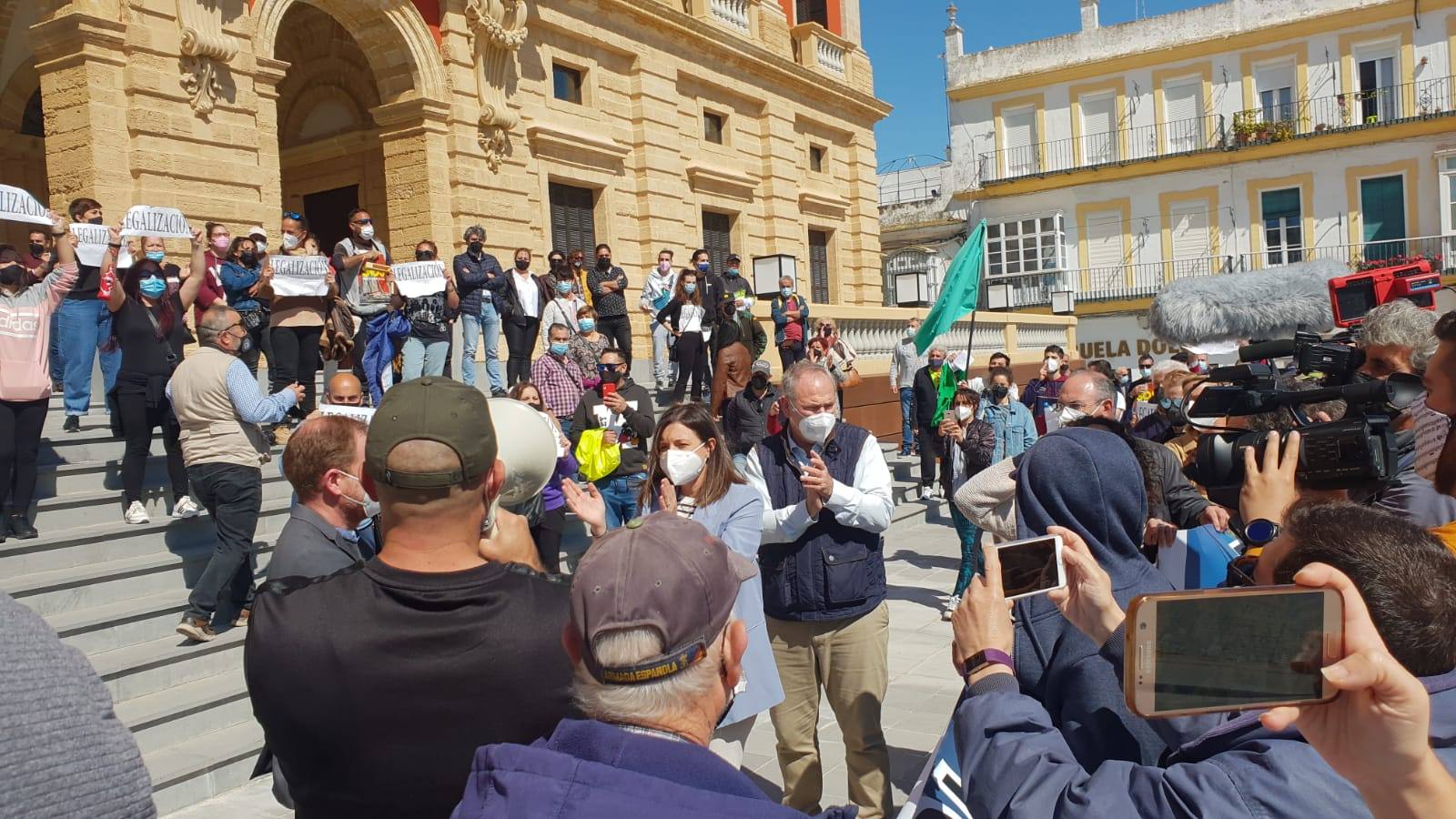 FOTOS: Concentración en San Fernando contra el derribo las casetas de La Casería