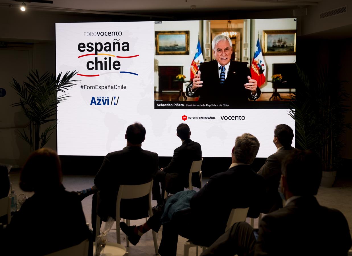 Sebastián Piñera, en pantalla, durante el Foro Vocento España-Chile. 